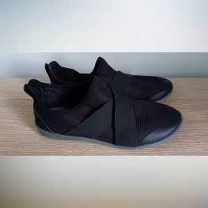 Crocs Women's Swiftwater Cross-Strap Shoes Black 6